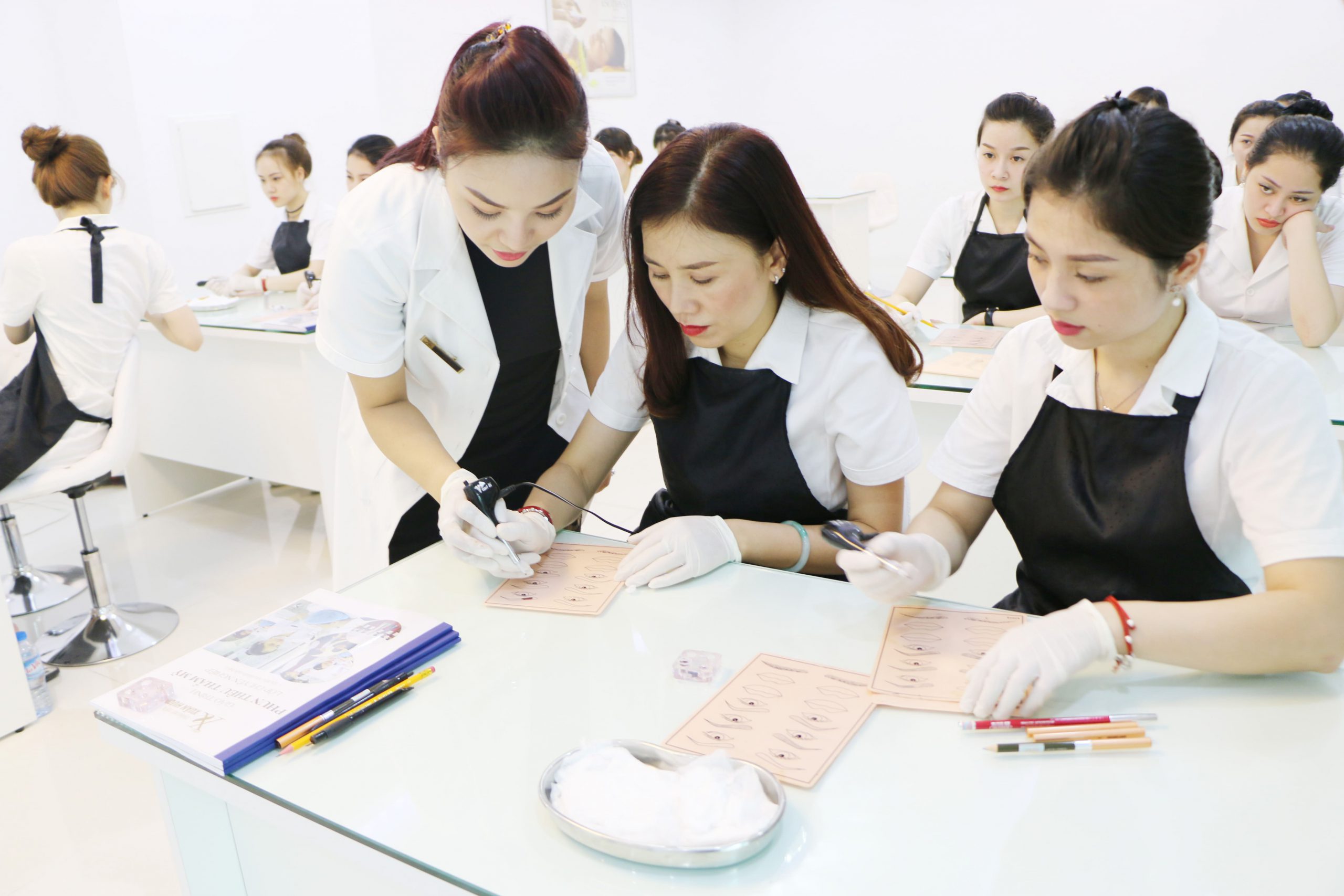 hoc-nghe-phun-xam-tham-my-2